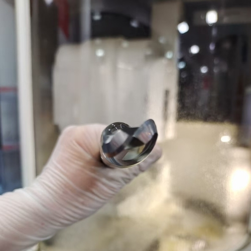 Latest company news about  how to choose between hard alloy and high-speed steel?
