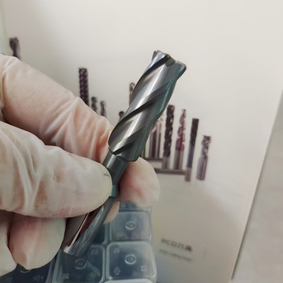 Buen precio Tamaño personalizado 4 Bites de molino de extremo de carburo de flauta para el mecanizado de acero endurecido 62HRC en línea